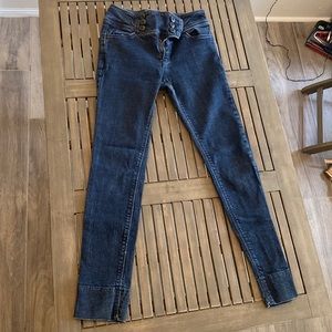 BDG, mid rise 6 button skinny jeans, size 27